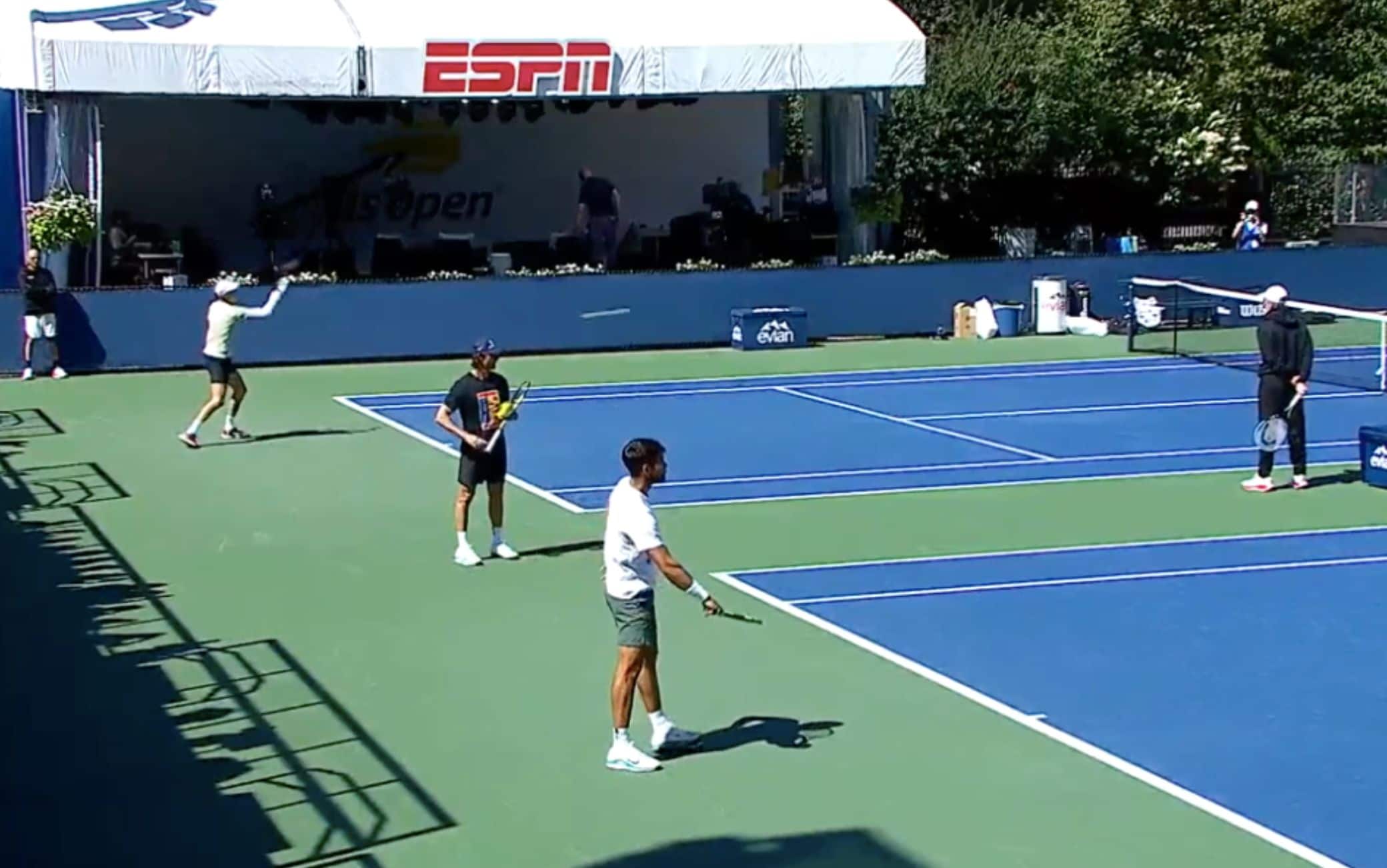 Alcaraz si allena accanto a Jannik sul campo 2