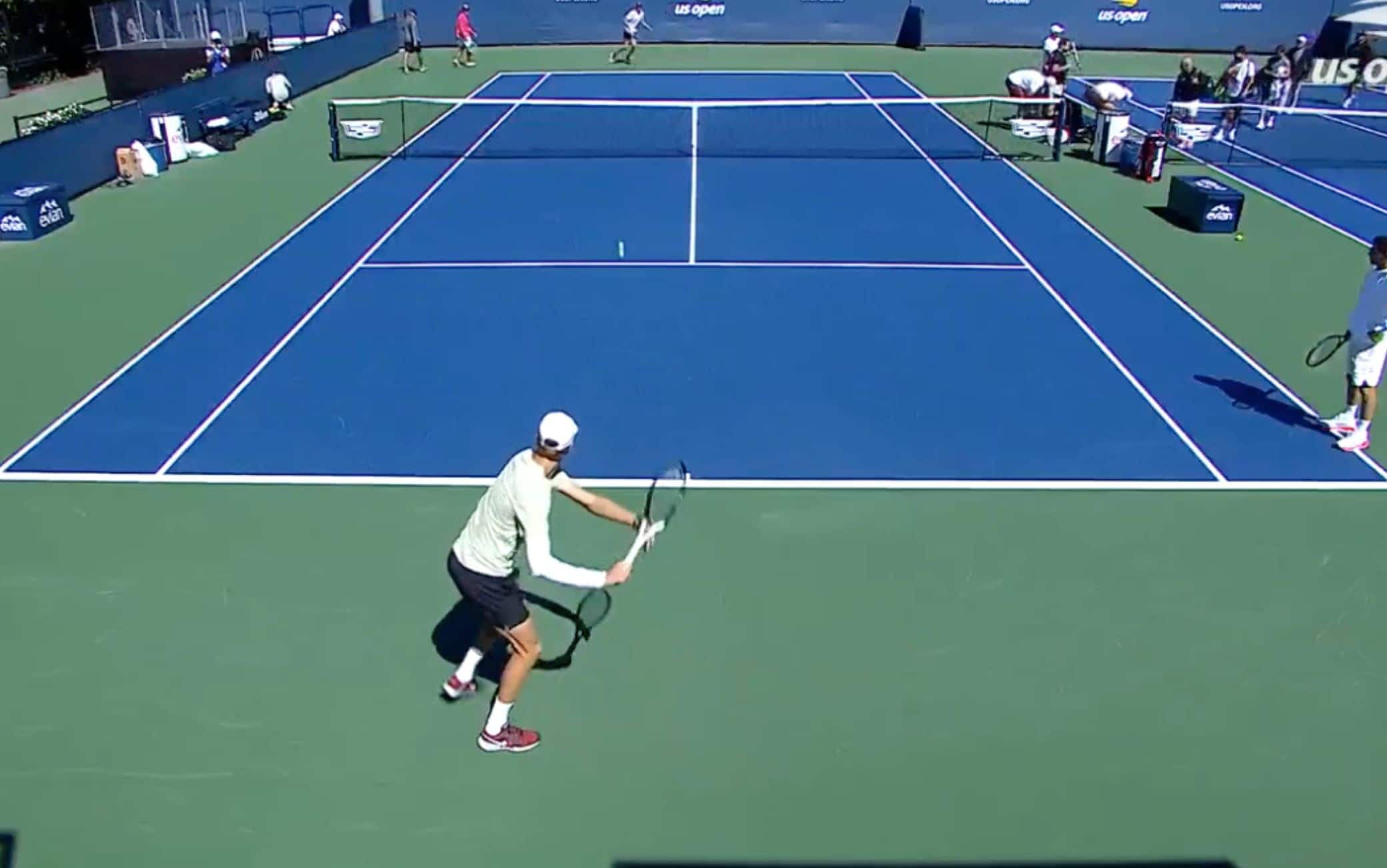 Ecco Sinner in campo! Inizia l'allenamento con Alex Michelsen