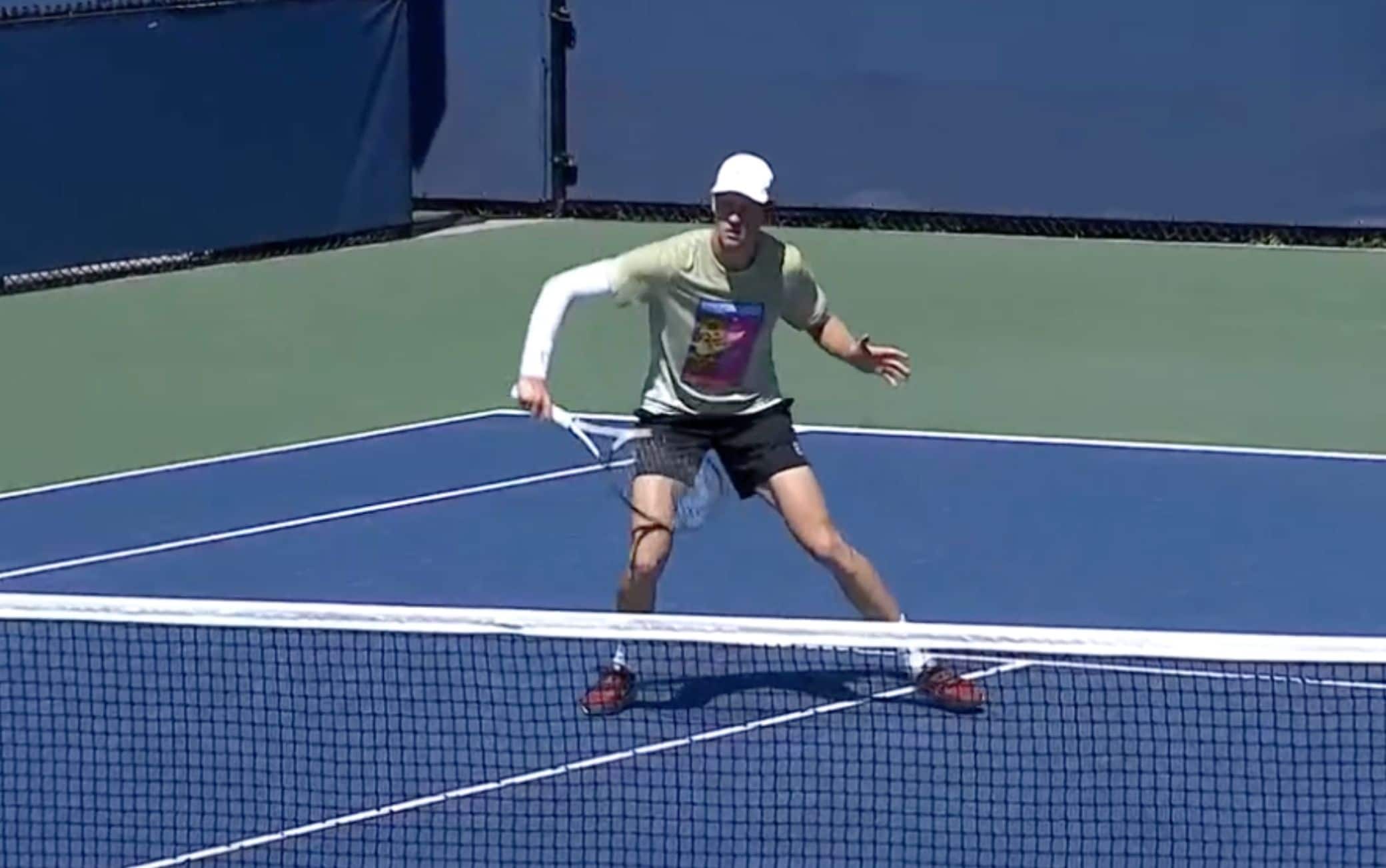 Sinner si sposta a rete, siamo a circa metà dell'allenamento con Michelsen.