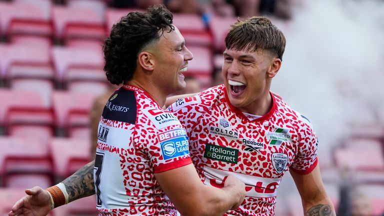 Keanan Mark of Leigh che celebra il suo tentativo con Lachlan Lam de Leigh