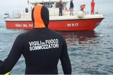 Si tuffa nel lago e scompare. Muore studente di 21 anni, frequentava l’Università di Pisa