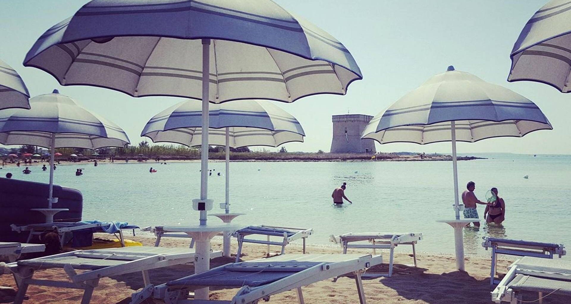 Spiagge vuote in tutta Italia, è davvero colpa del caro ombrellone?