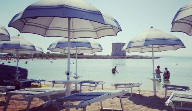 Spiagge vuote in tutta Italia, è davvero colpa del caro ombrellone?