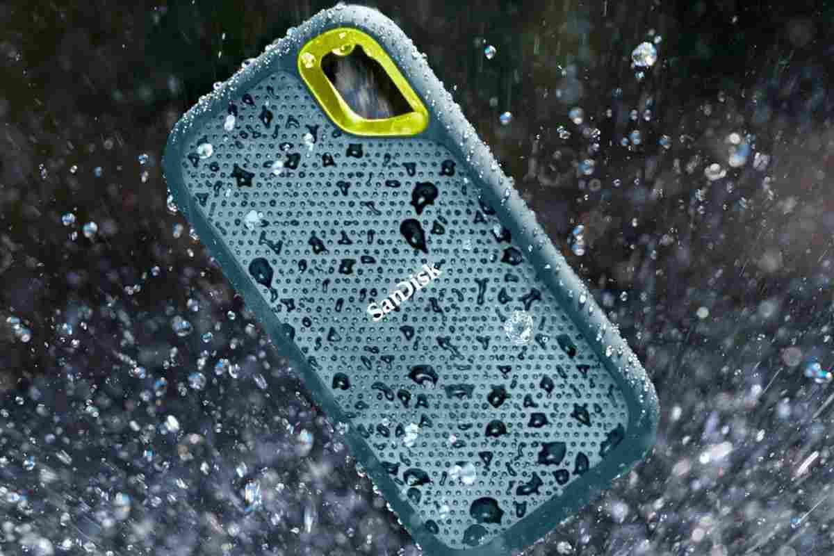 SanDisk Extreme 4TB SSD Esterno Portatile bagnato con gocce d'acqua