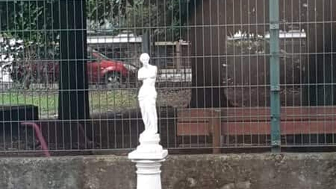 Quella statua apparsa in strada a Monza ma che non è un'opera d'arte