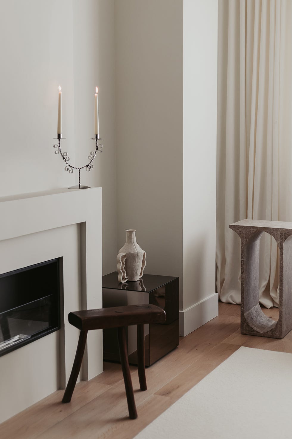 una casa con decoracion relajante en blanco, madera y negro de sudweek