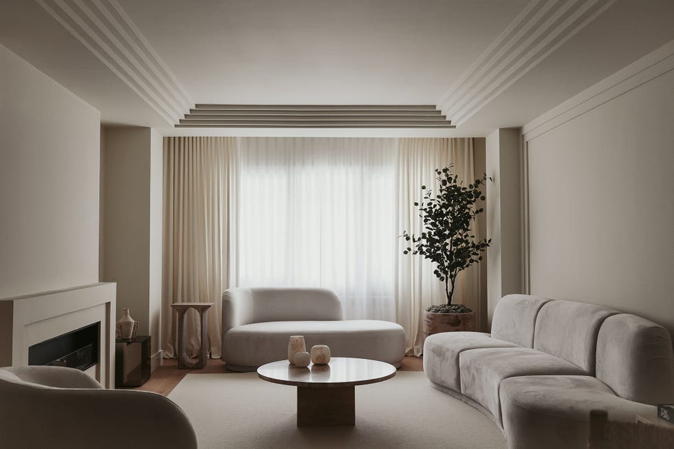 una casa con decoracion relajante en blanco, madera y negro de sudweek
