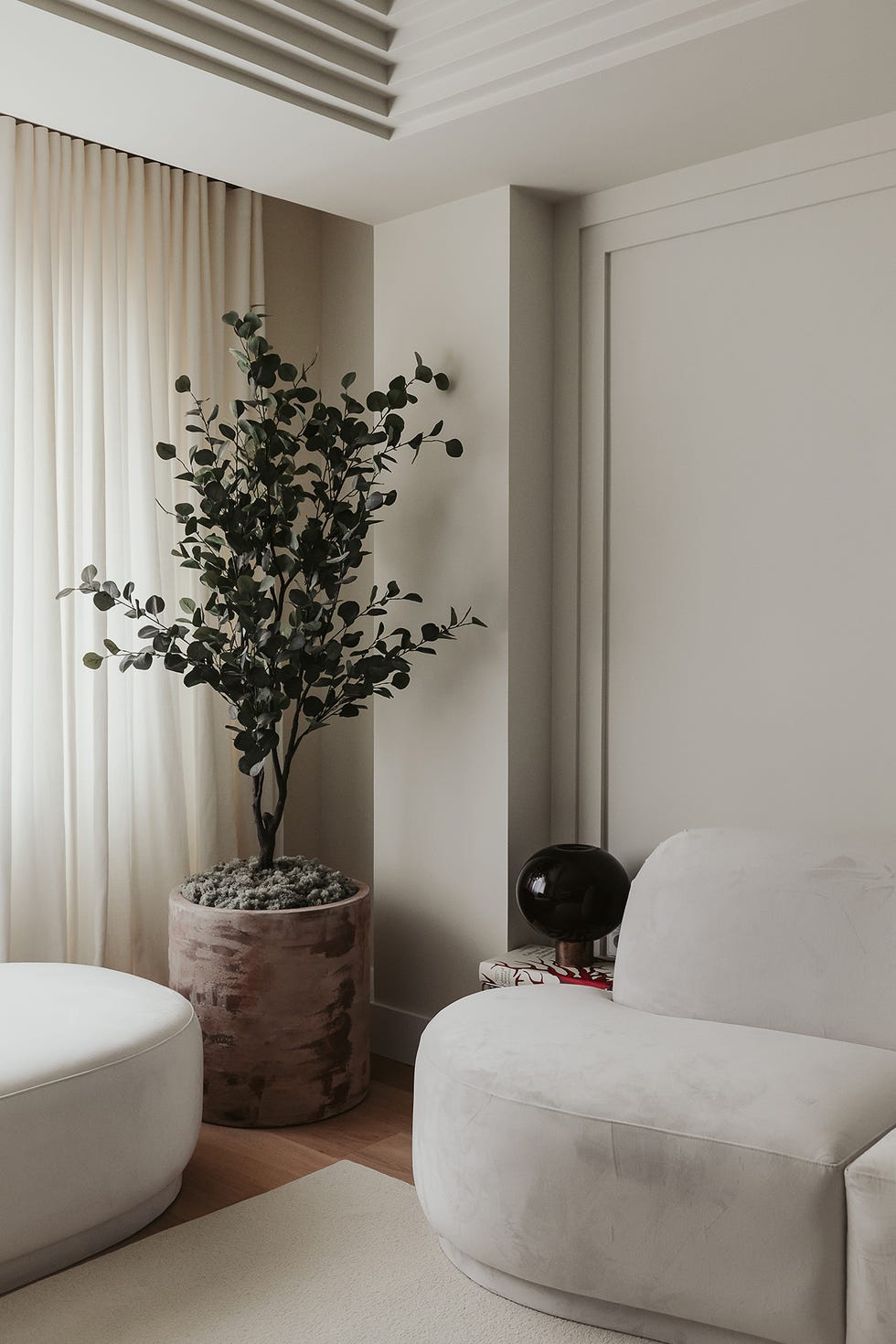 una casa con decoracion relajante en blanco, madera y negro de sudweek
