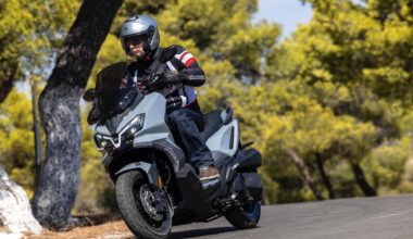 Sym ADX 300 2025 prova e recensione con pregi e difetti, scheda tecnica e velocità