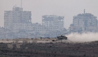 Un tank israeliano sullo sfondo spettrale degli edifici distrutti a Gaza City