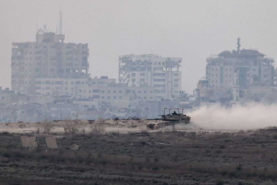 Un tank israeliano sullo sfondo spettrale degli edifici distrutti a Gaza City