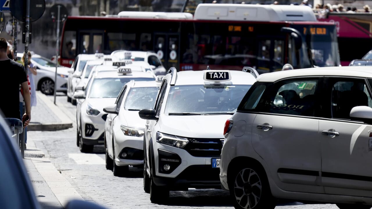 Nuovi taxi a Roma, in 170 non pagano la licenza e dicono addio all'auto bianca