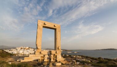 turisti rovinano un tempio antico