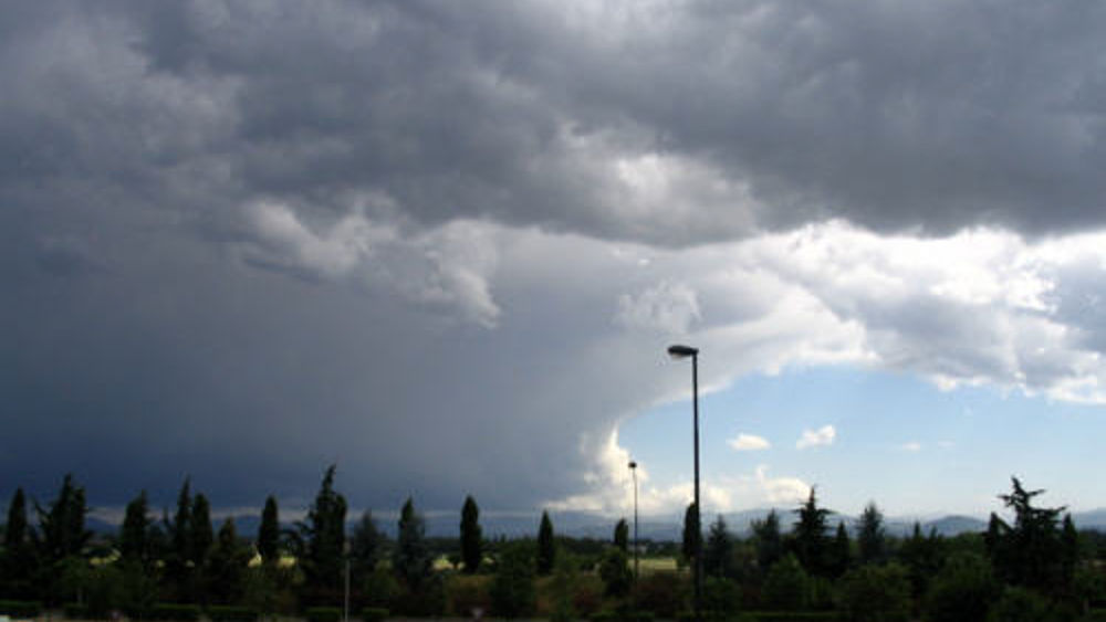 Temporali forti attesi in serata nel pisano: allerta meteo arancione