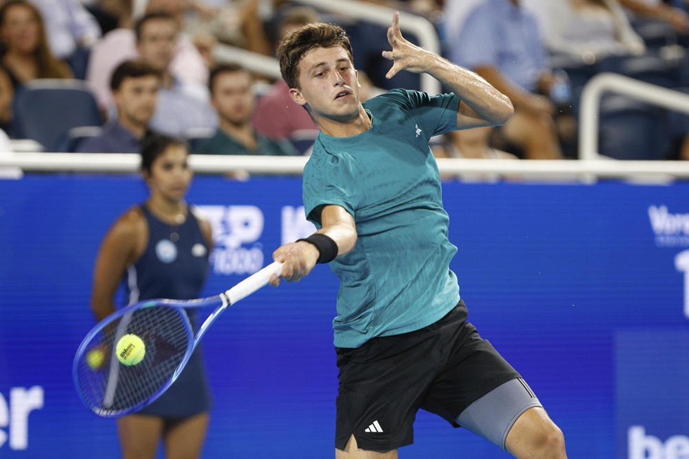 Luca Nardi viene travolto da Machac e abbandona senza lottare gli US Open
