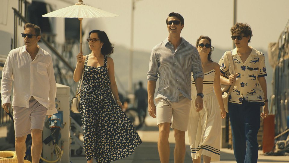 The White Lotus Jason Isaacs Parker Posey Patrick Schwarzenegger Sarah Catherine Hook Sam Nivola Scena Terza Stagione Serie Tv Sky Now