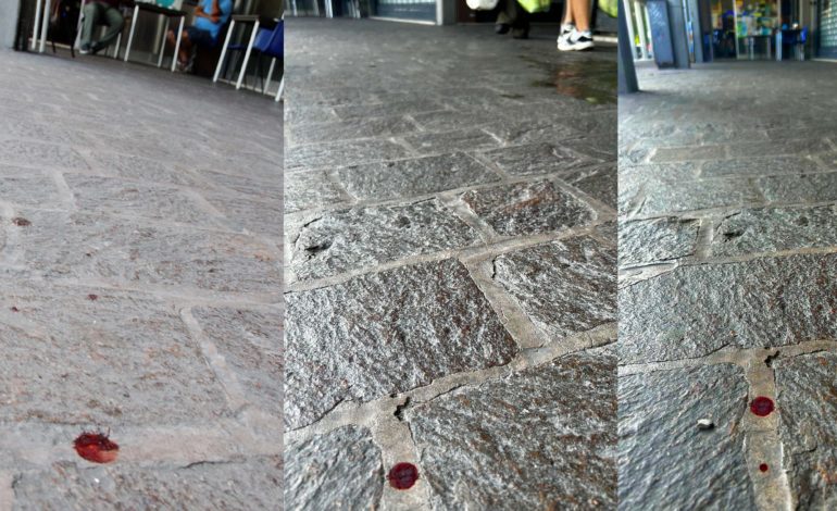 Scia di sangue in strada e sotto ai portici dalla stazione lungo tutta via Turri: indagini in corso. FOTO