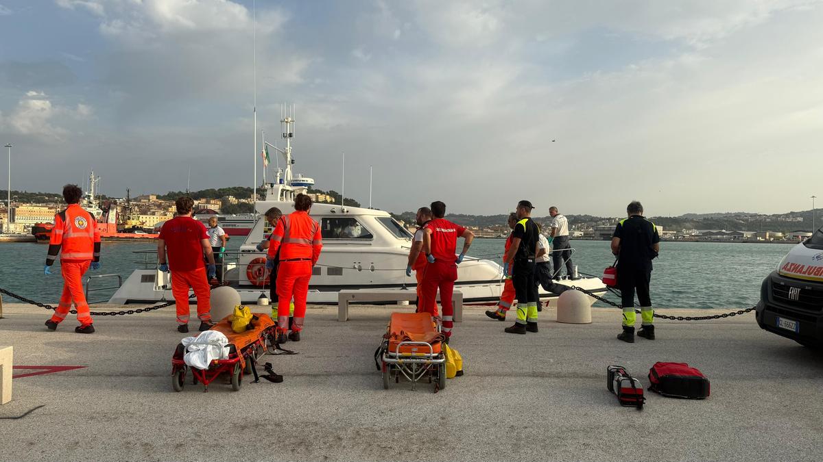 Cade dalla barca e viene risucchiato da un'elica: muore davanti al figlio