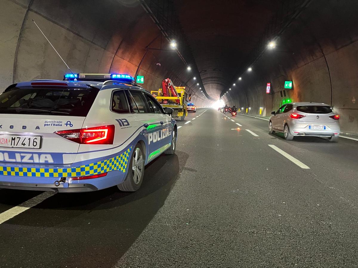Incidente oggi A14 nella galleria di Novilara: morto motociclista