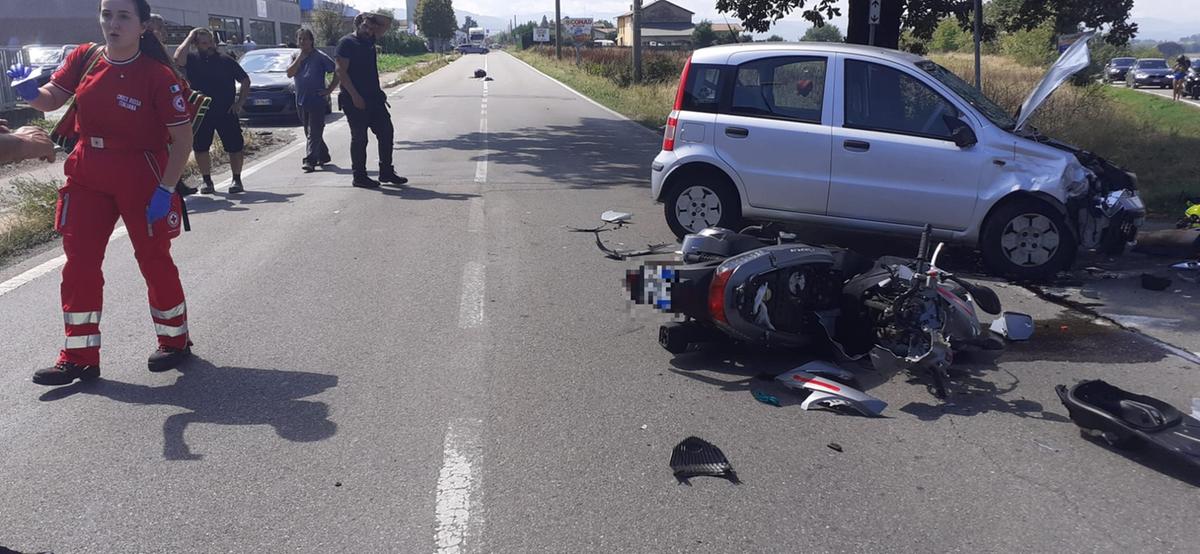 Violento schianto auto-moto a Ghiardo di Bibbiano, muore centauro