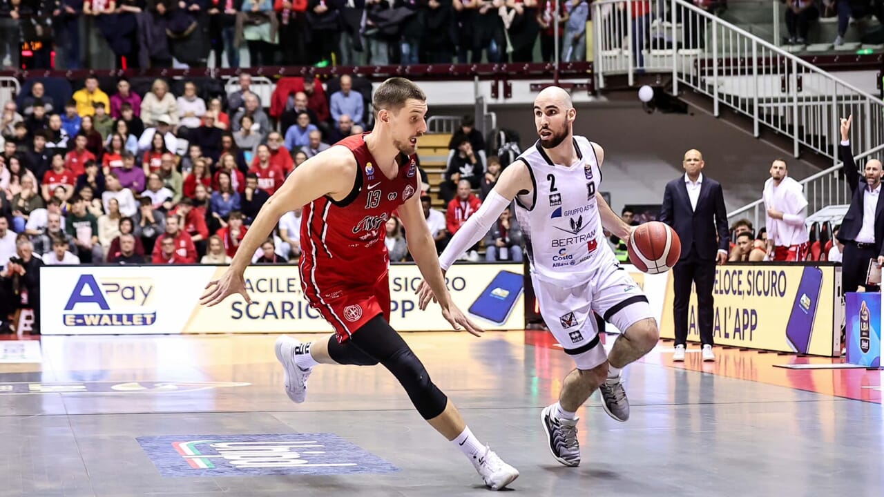 La Pallacanestro Trieste davanti a un pubblico in delirio supera la Bertram Derthona