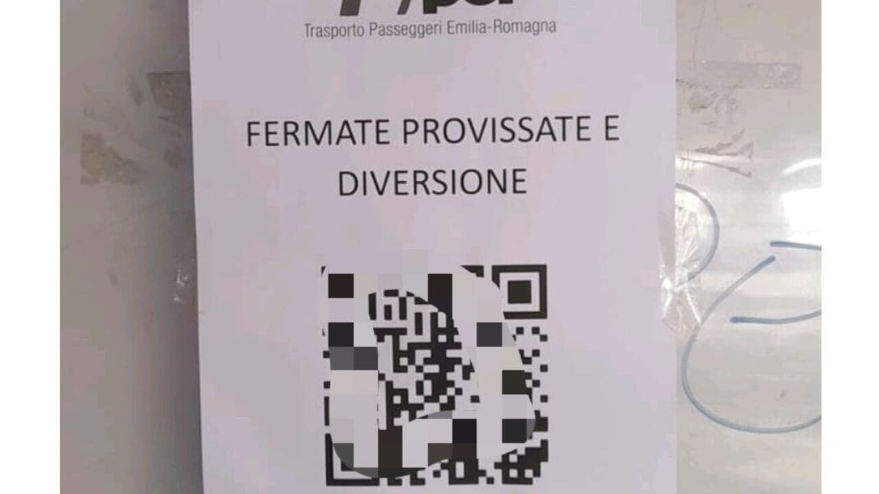 Strani QR code alle fermate degli autobus, l'allarme di Tper: "Possibile truffa"