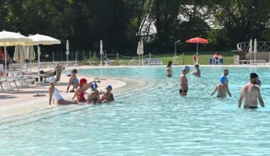 Tuffo nella maxi laguna. All’Oasi del Tezio relax tra la campagna