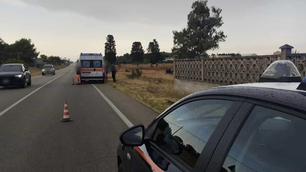 Colpito da un fulmine in moto, turista romano muore folgorato in Salento