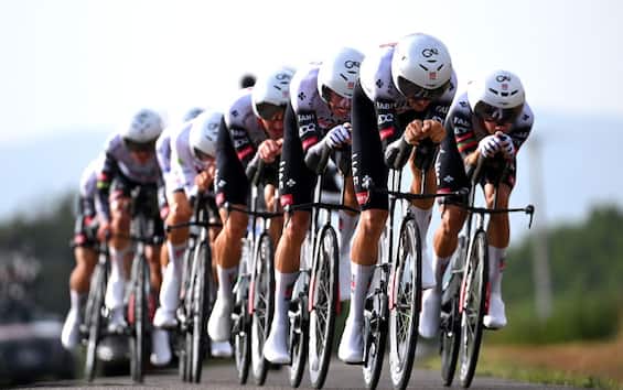 Vuelta, UAE vince cronosquadre. Vingegaard è la nuova maglia rossa