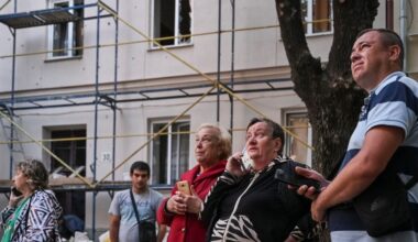Alcuni abitanti di Liv guardano le loro case distrutte dopo un raid russo