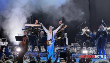 un tuffo negli anni Ottanta cantando i suoi evergreen