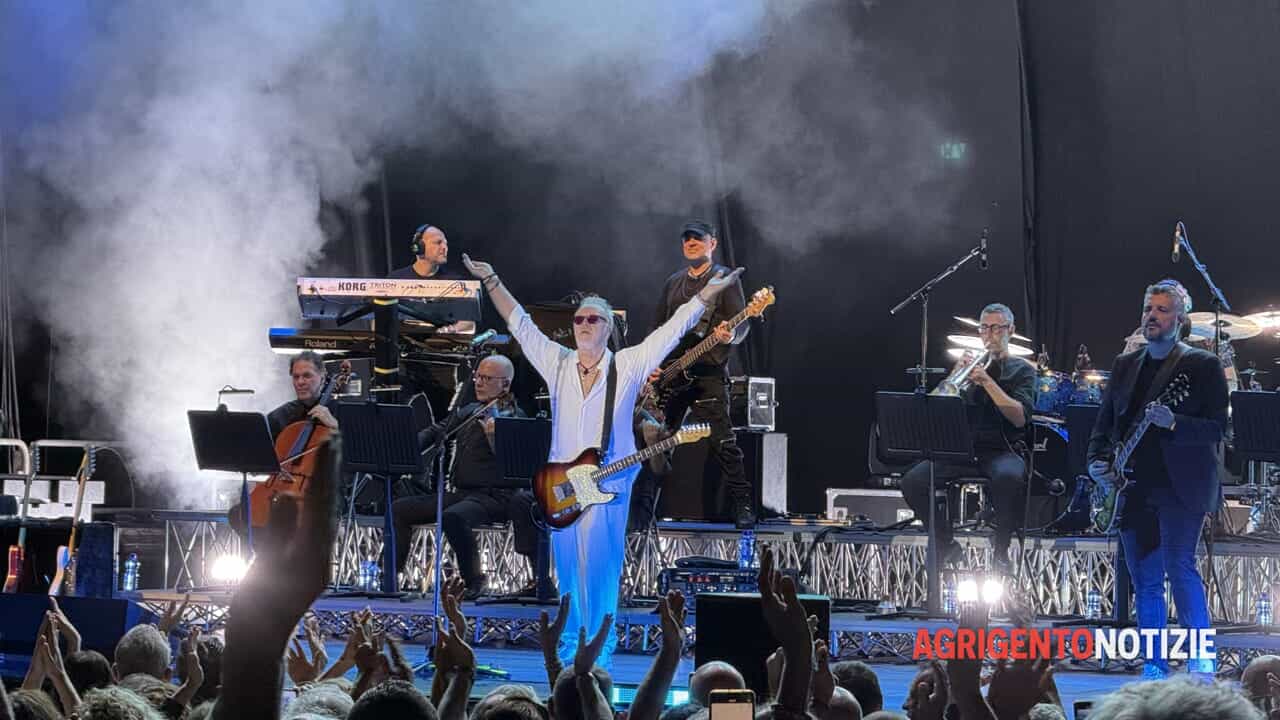 un tuffo negli anni Ottanta cantando i suoi evergreen