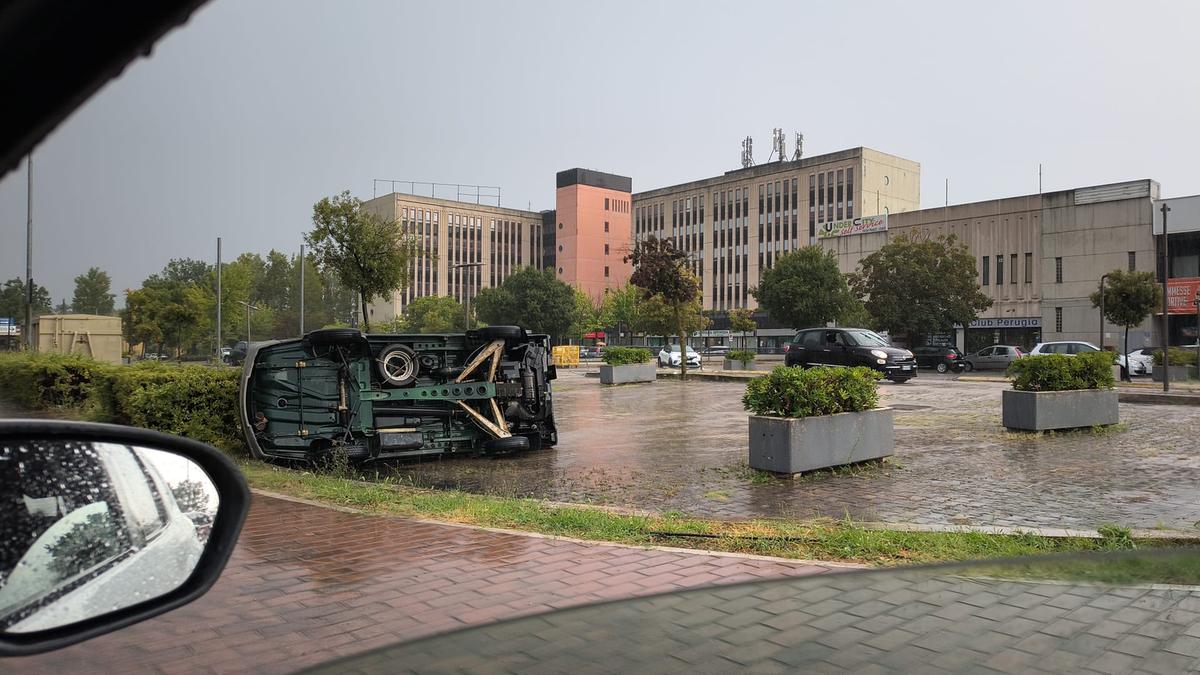 auto ribaltate e vetrate spaccate. Super lavoro per i pompieri