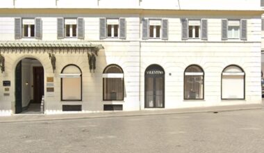Furto nella boutique di Valentino a Roma, ladri in fuga con trenta borse di lusso