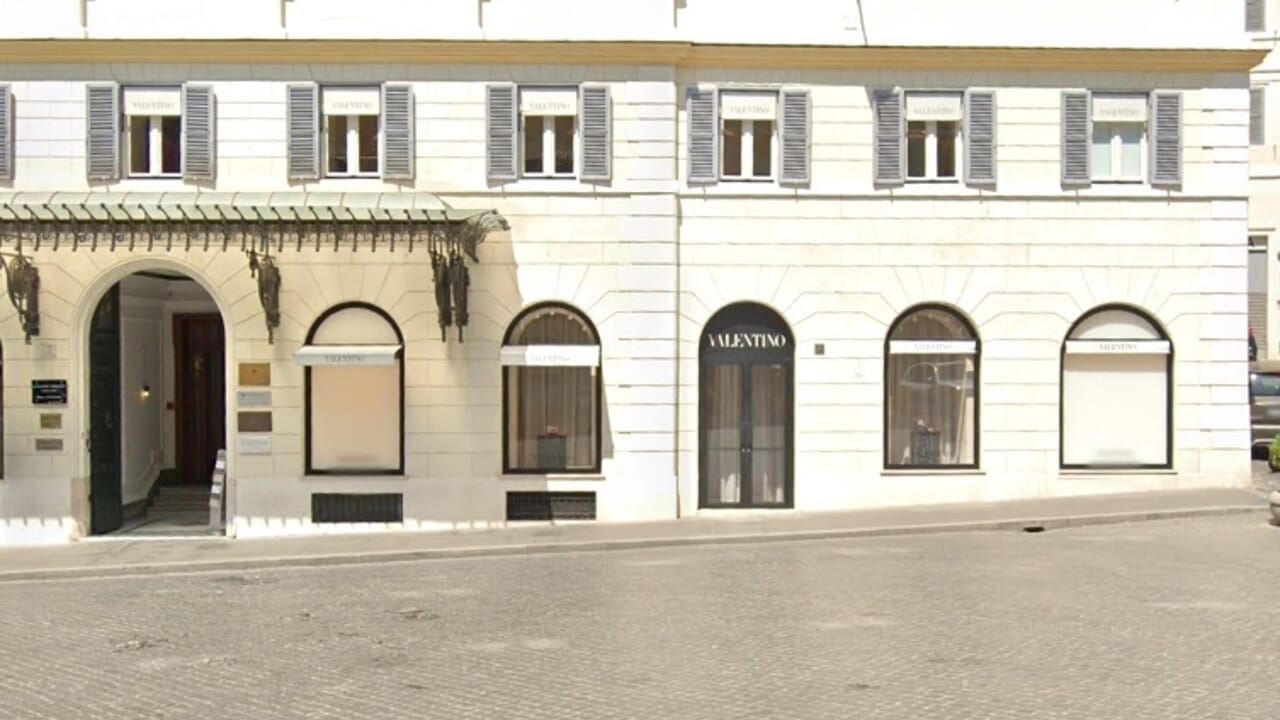 Furto nella boutique di Valentino a Roma, ladri in fuga con trenta borse di lusso