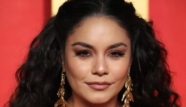 Vanessa Hudgens incinta, pancione da diva in un abito marrone che avvolge le curve