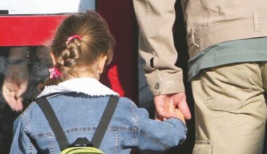 Abusava delle nipotine di 6 anni e riprendeva le violenze: arrestato 78enne a Torre del Greco - Il Fatto Quotidiano