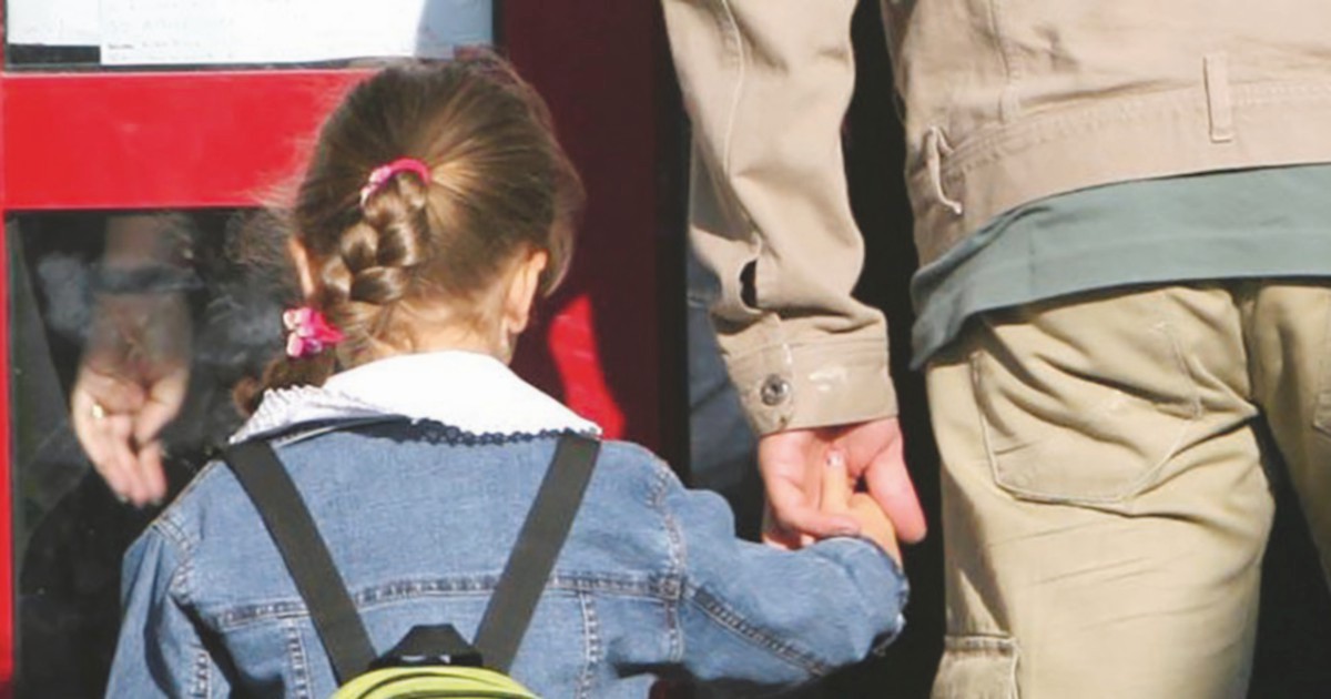 Abusava delle nipotine di 6 anni e riprendeva le violenze: arrestato 78enne a Torre del Greco - Il Fatto Quotidiano