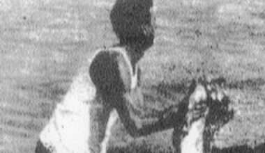 Una celebre immagine di una piccola vittima raccolta sulla spiaggia di Vergarolla dopo l'attentato