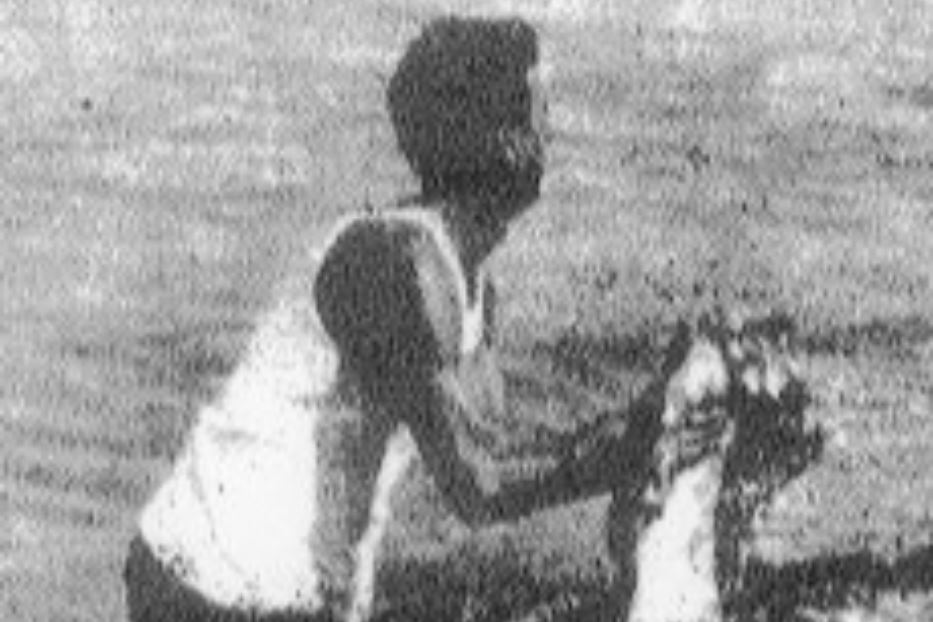 Una celebre immagine di una piccola vittima raccolta sulla spiaggia di Vergarolla dopo l'attentato