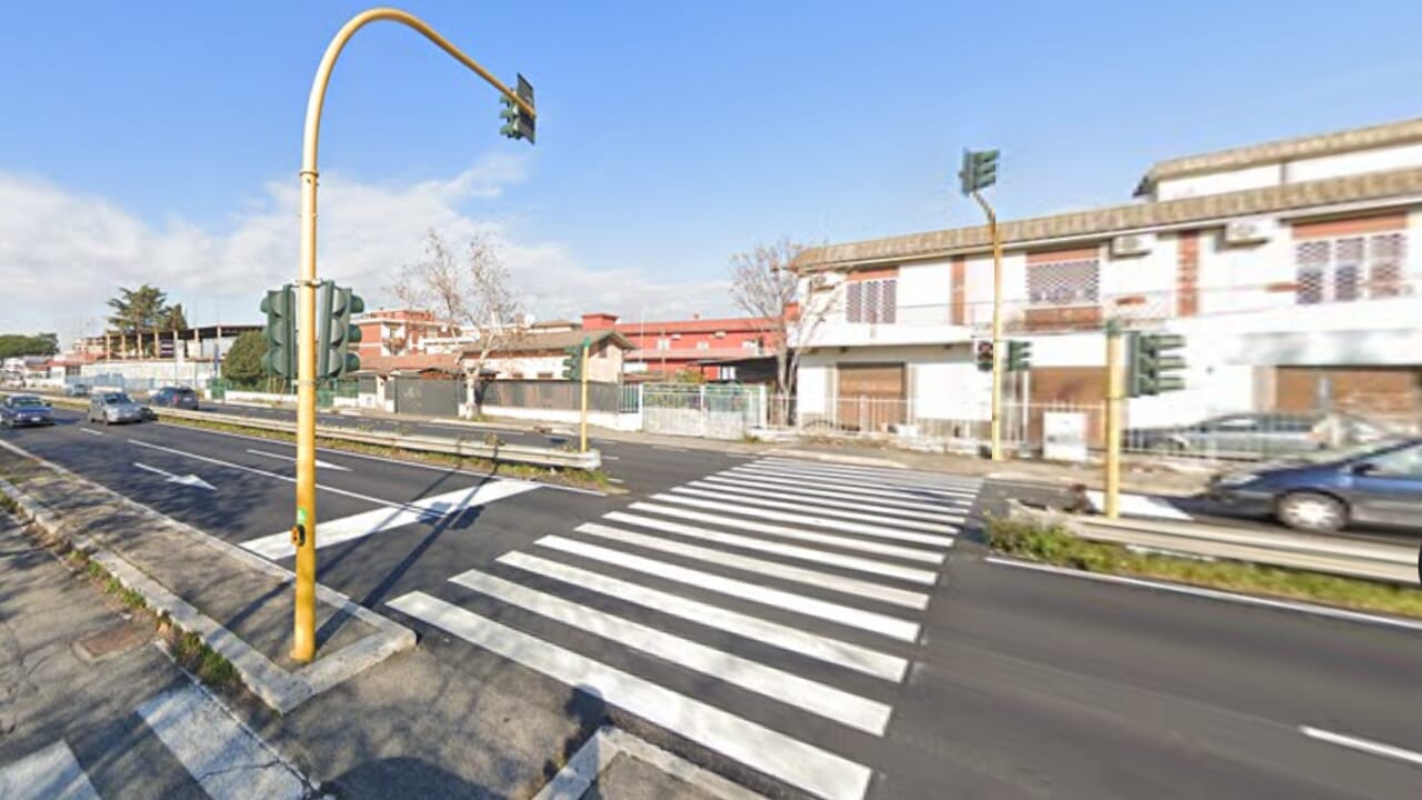 Incidente sulla via Tuscolana, investito da un'auto, morto 18enne