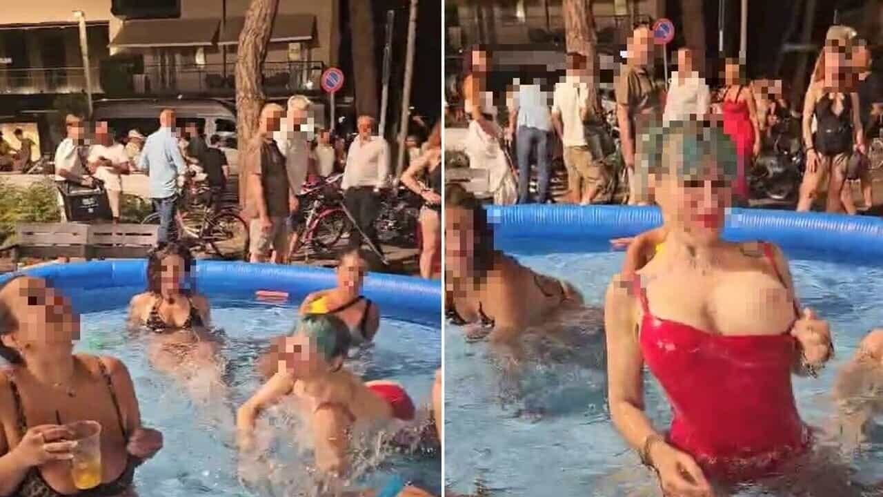 Il bagno "sexy" nella piscina gonfiabile tra i negozi di Milano Marittima
