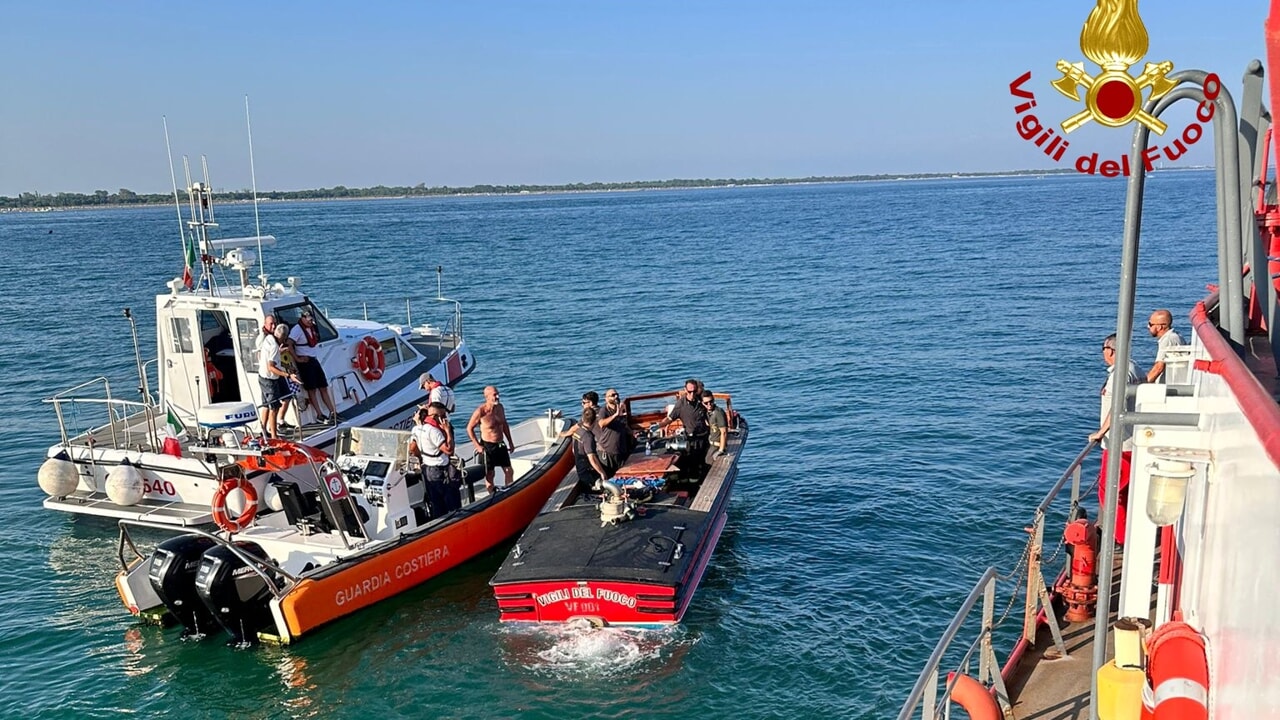 Catamarano alla deriva, scatta l'allarme. Salvati 4 passeggeri: trovato morto il comandante