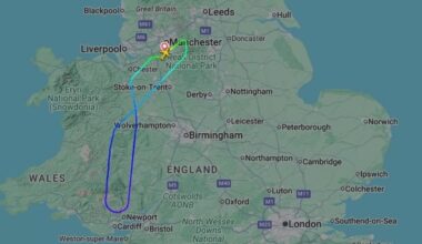 Prova ad aprire il portellone in volo, i passeggeri le saltano addosso. Parte l'allarme dell'equipaggio Ryanair: atterraggio di emergenza a Manchester