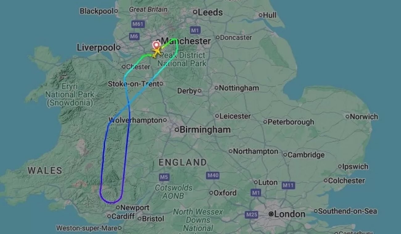 Prova ad aprire il portellone in volo, i passeggeri le saltano addosso. Parte l'allarme dell'equipaggio Ryanair: atterraggio di emergenza a Manchester