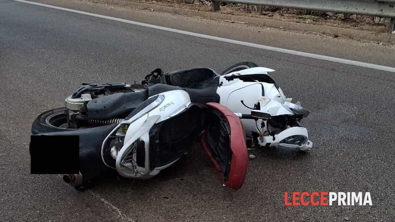 Dopo l’urto con l’auto, sbalzato nei campi oltre il guardrail: perde la vita a soli 23 anni