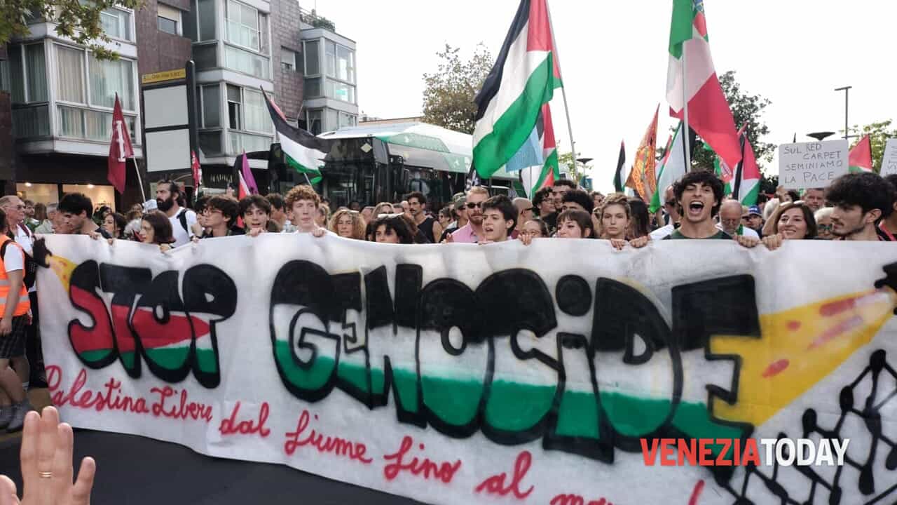 Migliaia di persone per il corteo pro Palestina al Lido