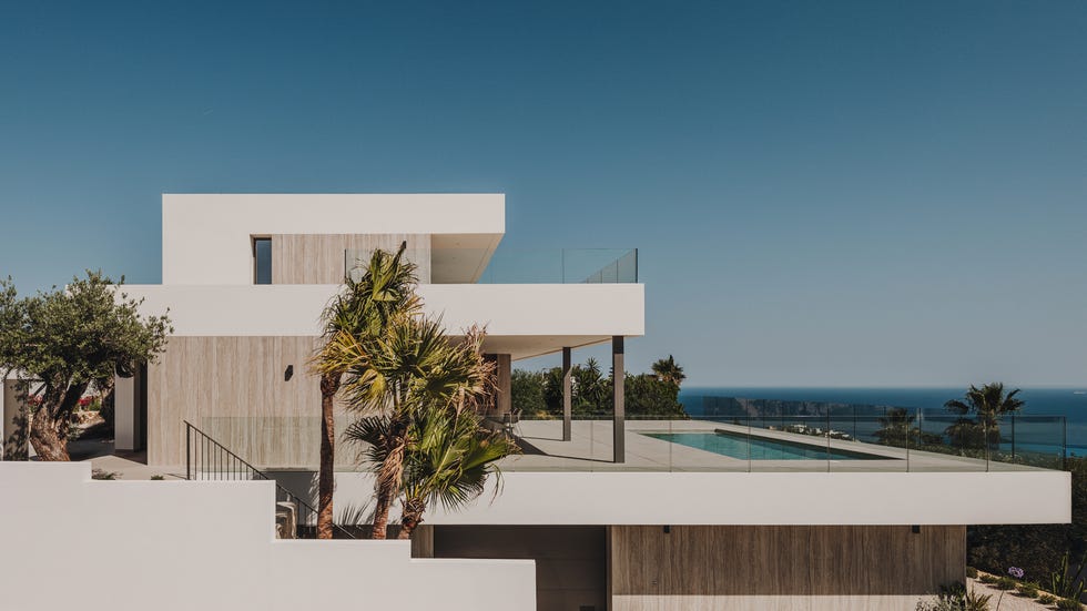 una segunda residencia para pareja holandesa, esta casa de vacaciones se llena de madera, se viste de colores neutros y tiene una piscina espectacular