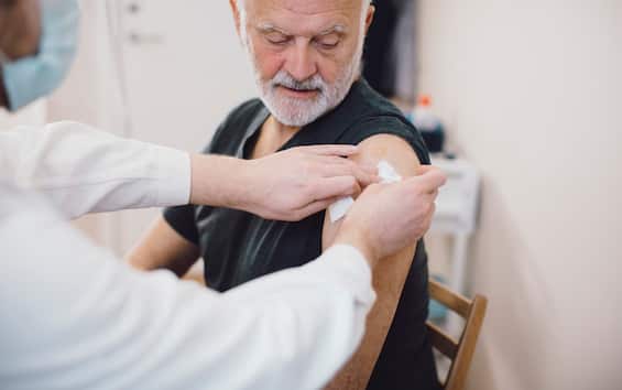 Arriva l’influenza, ma meno di un anziano su due si vaccina. Tutti i dati dell’Italia