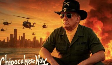 Trump minaccia Chicago in versione “Apocalypse Now”: “Adoro l’odore delle deportazioni al mattino”